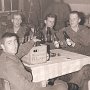 Nach dem Gefechtsschießen kam das Gefechtstrinken mit einem kühlen Heineken<br />v.lks: Finck, Hermes, Griesdorn, Hensing, Hauptfleisch, Hebgen, Eilers; vorne lks: Fischer; in der Mitte: Heineken