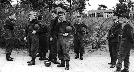 Zigarettenpause bei der 5. Gruppe der 10. Kompanie - Luftwaffenausbildungsregiment 2 - Legerplaats Budel