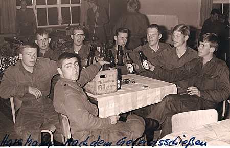 v.lks: Finck, Hermes, Griesdorn, Hensing, Hauptfleisch, Hebgen, Eilers; vorne lks: Fischer; in der Mitte: Heineken