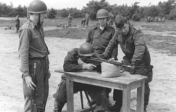 Zigarettenpause bei der 5. Gruppe der 10. Kompanie - Luftwaffenausbildungsregiment 2 - Legerplaats Budel