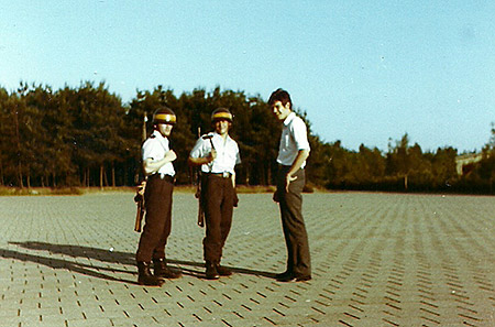 Wachsoldaten auf dem "Berliner Platz", rechts im Bild Block F10