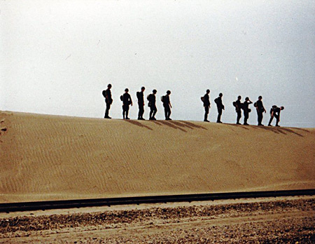 Marsch durch die Dünen